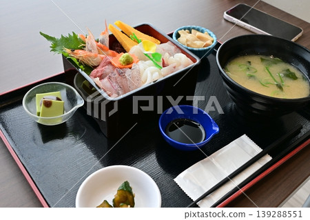 A luxurious seafood rice bowl lunch A luxurious seafood rice bowl lunch 139288551