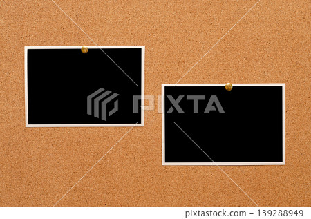Blank paper notes and an empty photo are pinned to a cork board. The concept of detective investigation or a webinar. Blank paper notes and an empty photo are pinned to a cork board. The concept of detective investigation or a webinar. 139288949