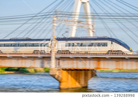 京成Skyliner列車駛過中川橋,鏡頭搖攝,京成上野機場⇔成田機場 京成Skyliner列車駛過中川橋,鏡頭搖攝,京成上野機場⇔成田機場 139288998