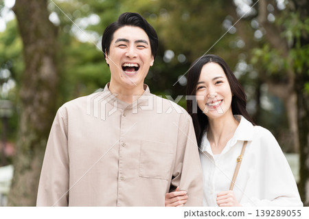一張年輕男女在公園散步的生活照。 139289055