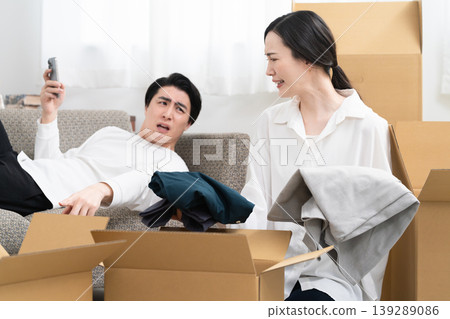 Young men and women preparing to move: Lifestyle image Young men and women preparing to move: Lifestyle image 139289086