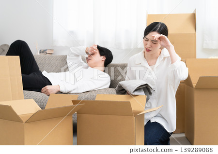 準備搬家的青年男女:生活照 準備搬家的青年男女:生活照 139289088