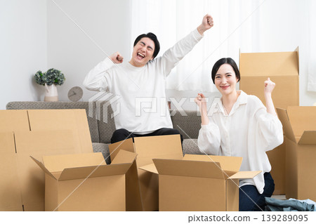 準備搬家的青年男女:生活照 準備搬家的青年男女:生活照 139289095