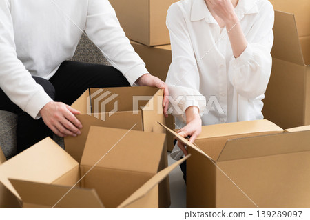 Young men and women preparing to move: Lifestyle image Young men and women preparing to move: Lifestyle image 139289097
