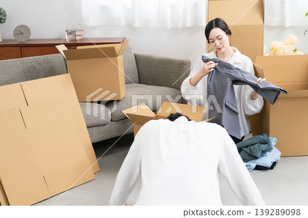 Young men and women preparing to move: Lifestyle image Young men and women preparing to move: Lifestyle image 139289098