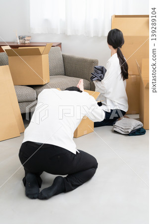 Young men and women preparing to move: Lifestyle image Young men and women preparing to move: Lifestyle image 139289104