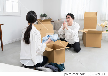 準備搬家的青年男女:生活照 準備搬家的青年男女:生活照 139289111