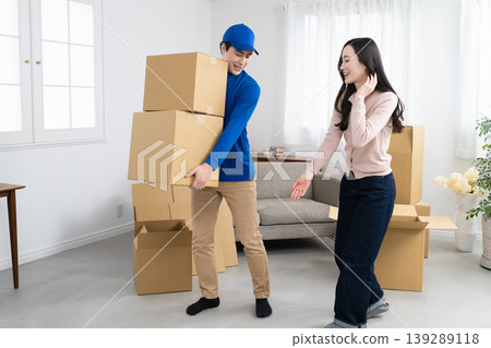 A young company that handles moving services for young women: Lifestyle image A young company that handles moving services for young women: Lifestyle image 139289118
