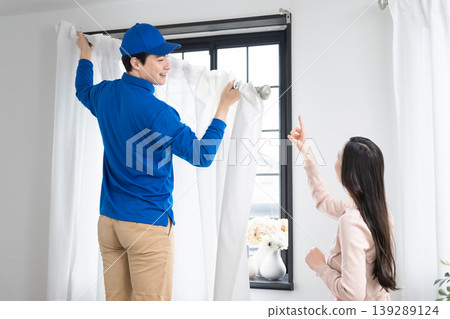 為年輕女性提供搬家服務的年輕公司:生活方式形象 為年輕女性提供搬家服務的年輕公司:生活方式形象 139289124
