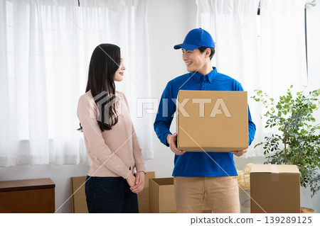 為年輕女性提供搬家服務的年輕公司:生活方式形象 為年輕女性提供搬家服務的年輕公司:生活方式形象 139289125