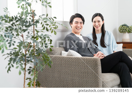 一對年輕男女在沙發上放鬆：生活方式圖片 139289145