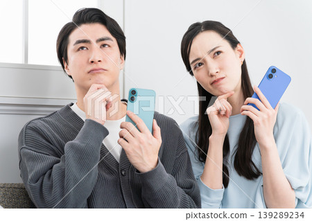 年輕男女在智慧型手機上搜尋：生活風格圖片 139289234