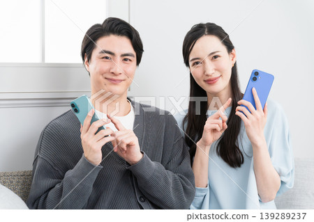 Young men and women searching on their smartphones: Lifestyle image Young men and women searching on their smartphones: Lifestyle image 139289237