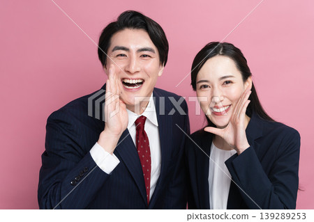 身著商務套裝的年輕男女-商務形象 身著商務套裝的年輕男女-商務形象 139289253