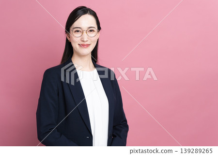 穿著西裝的年輕女子 商業形象 穿著西裝的年輕女子 商業形象 139289265