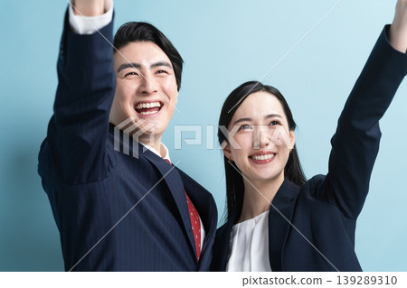 Young men and women in business suits - Business image Young men and women in business suits - Business image 139289310