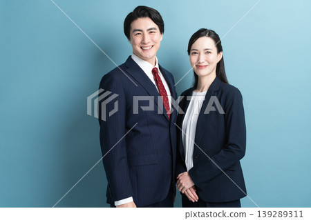Young men and women in business suits - Business image Young men and women in business suits - Business image 139289311