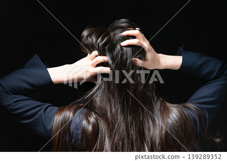 穿著西裝的年輕女子 商業形象 穿著西裝的年輕女子 商業形象 139289352