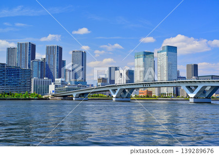 從豐洲古魯裡公園眺望春海地區:一片高層公寓大樓群。 從豐洲古魯裡公園眺望春海地區:一片高層公寓大樓群。 139289676