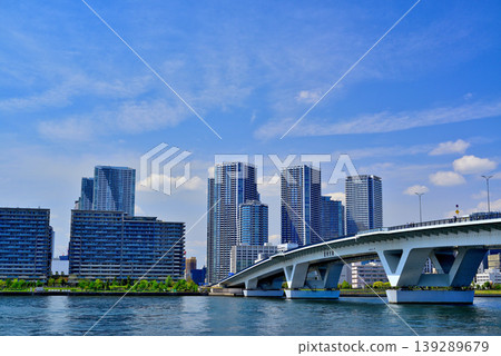 從豐洲古魯裡公園眺望春海地區：一片高層公寓大樓群。 139289679
