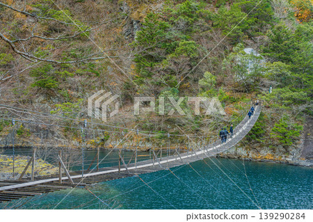 A winter scene of the Dream Suspension Bridge in Sumatakyo Gorge, Kawanehoncho (Shizuoka Prefecture) A winter scene of the Dream Suspension Bridge in Sumatakyo Gorge, Kawanehoncho (Shizuoka Prefecture) 139290284