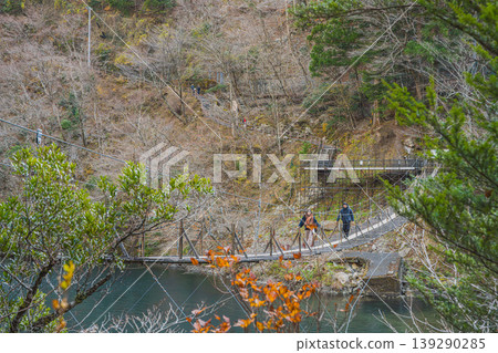 A winter scene of the Dream Suspension Bridge in Sumatakyo Gorge, Kawanehoncho (Shizuoka Prefecture) A winter scene of the Dream Suspension Bridge in Sumatakyo Gorge, Kawanehoncho (Shizuoka Prefecture) 139290285
