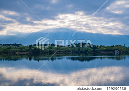 (Shizuoka Prefecture) Sunrise over Mt. Fuji viewed from the shore of Lake Tanuki (with a sunbeam effect) 139290586