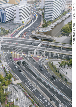 從新橋(港區)的高層俯瞰城市道路和高架道路。 從新橋(港區)的高層俯瞰城市道路和高架道路。 139290748
