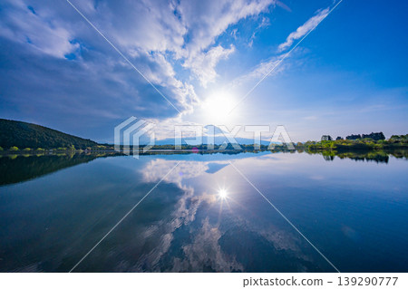 (Shizuoka Prefecture) Sunrise over Mt. Fuji viewed from the shore of Lake Tanuki (Shizuoka Prefecture) Sunrise over Mt. Fuji viewed from the shore of Lake Tanuki 139290777