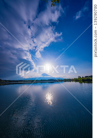 (Shizuoka Prefecture) Sunrise over Mt. Fuji viewed from the shore of Lake Tanuki (Shizuoka Prefecture) Sunrise over Mt. Fuji viewed from the shore of Lake Tanuki 139290780