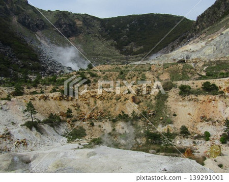 A volcanic crater (hell) where plumes of steam rise from Tsukahara Onsen "Kaguchi no Izumi" in Yufuin-cho, Yufu City, Oita Prefecture. 139291001