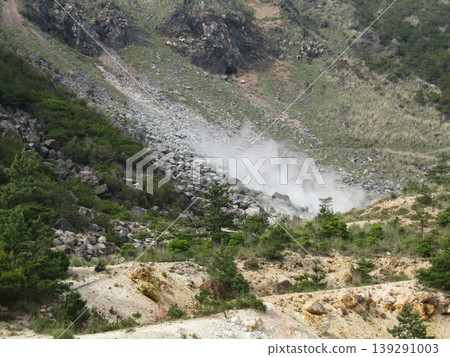 A volcanic crater (hell) where plumes of steam rise from Tsukahara Onsen "Kaguchi no Izumi" in Yufuin-cho, Yufu City, Oita Prefecture. 139291003