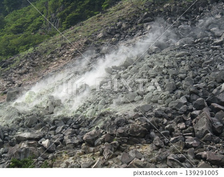 A volcanic crater (hell) where plumes of steam rise from Tsukahara Onsen "Kaguchi no Izumi" in Yufuin-cho, Yufu City, Oita Prefecture. 139291005