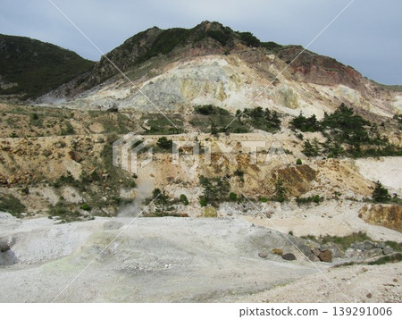 A volcanic crater (hell) where plumes of steam rise from Tsukahara Onsen "Kaguchi no Izumi" in Yufuin-cho, Yufu City, Oita Prefecture. 139291006
