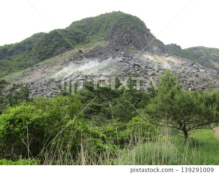 A volcanic crater (hell) where plumes of steam rise from Tsukahara Onsen "Kaguchi no Izumi" in Yufuin-cho, Yufu City, Oita Prefecture. 139291009