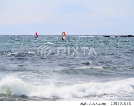 一對情侶在湘南海域享受帆板運動。 139291088