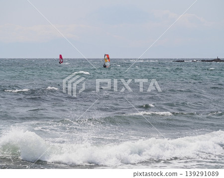 一對情侶在湘南海域享受帆板運動。 一對情侶在湘南海域享受帆板運動。 139291089