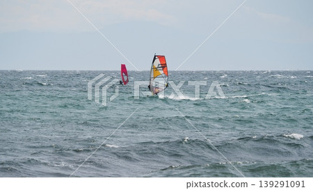 一對情侶在湘南海域享受帆板運動。 一對情侶在湘南海域享受帆板運動。 139291091
