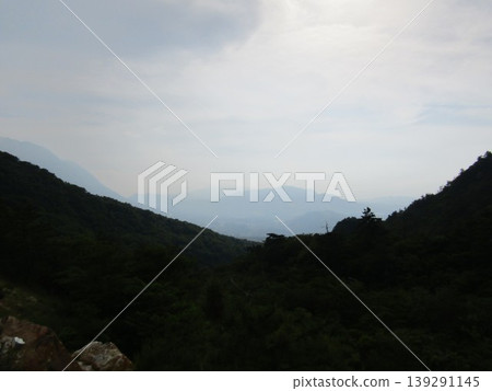 從冒著蒸氣的火山口（地獄）望去，可以看到位於大分縣由布院町塚原溫泉「加古之泉」。 139291145