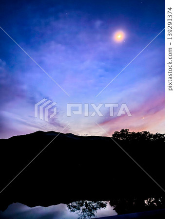 黎明前,月亮和星星閃耀的倒影。 黎明前,月亮和星星閃耀的倒影。 139291374