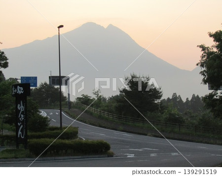 Mount Yufu, also known as Bungo Fuji, in Yufuin-cho, Yufu City, Oita Prefecture, is known for its beautiful sunrise and morning glow. Mount Yufu, also known as Bungo Fuji, in Yufuin-cho, Yufu City, Oita Prefecture, is known for its beautiful sunrise and morning glow. 139291519