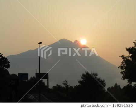 位於大分縣由布市由布院町的由布山（又稱豐後富士山）以其美麗的日出和晨曦而聞名。 139291520