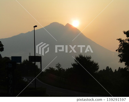 位於大分縣由布市由布院町的由布山(又稱豐後富士山)以其美麗的日出和晨曦而聞名。 位於大分縣由布市由布院町的由布山(又稱豐後富士山)以其美麗的日出和晨曦而聞名。 139291597