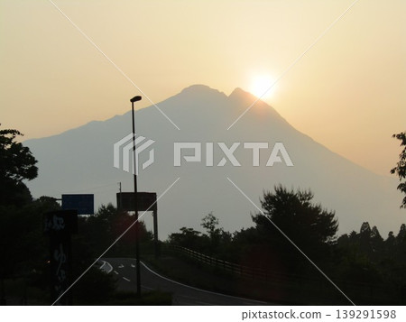 Mount Yufu, also known as Bungo Fuji, in Yufuin-cho, Yufu City, Oita Prefecture, is known for its beautiful sunrise and morning glow. Mount Yufu, also known as Bungo Fuji, in Yufuin-cho, Yufu City, Oita Prefecture, is known for its beautiful sunrise and morning glow. 139291598