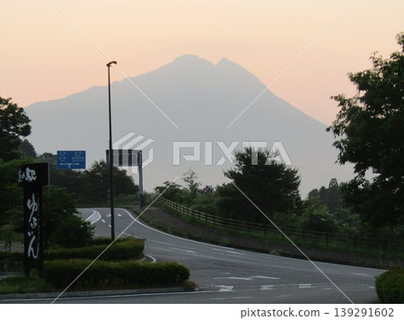 Mount Yufu, also known as Bungo Fuji, in Yufuin-cho, Yufu City, Oita Prefecture, is known for its beautiful sunrise and morning glow. Mount Yufu, also known as Bungo Fuji, in Yufuin-cho, Yufu City, Oita Prefecture, is known for its beautiful sunrise and morning glow. 139291602