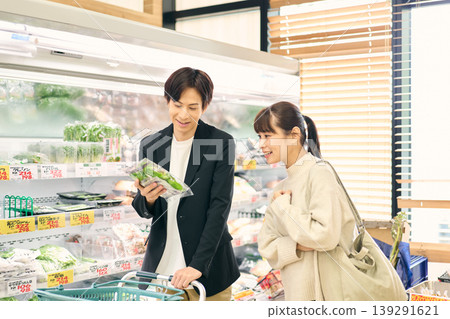 一對夫婦在超市購物 139291621
