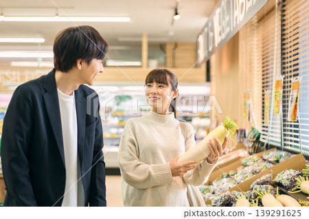 一對夫婦在超市購物 139291625