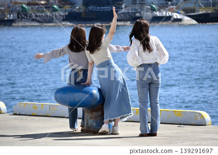 Seeing off a ship at the harbor Seeing off a ship at the harbor 139291697