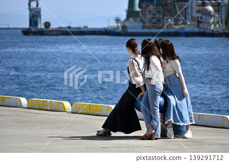 Seeing off a ship at the harbor 139291712