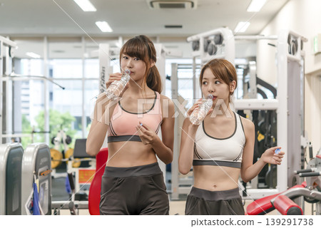 年輕女性在健身房補充水分 139291738